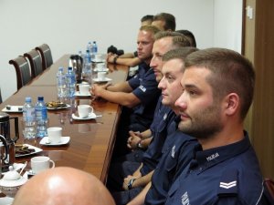 Wyróżnieni policjanci za stołem konferencyjnym