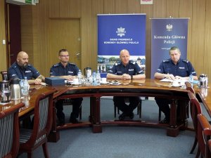 Komendant Główny Policji i wysocy oficerowie Policji za stołem konferencyjnym