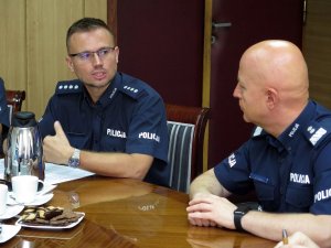 policjant rozmowia z Komendantem Głównym Policji