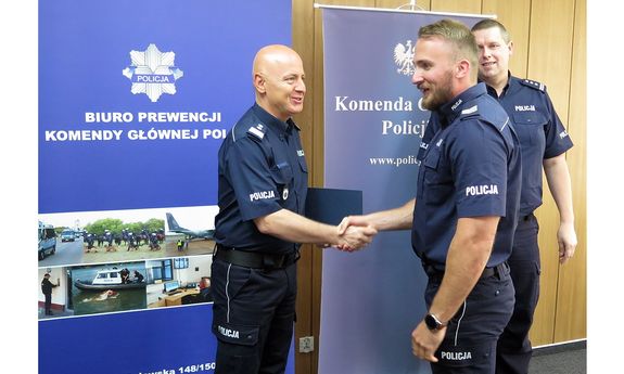 Wręczenie wyróżnienia policjantowi przez Komendanta Głównego Policji