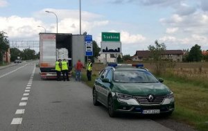 policjanci kontrolują ciężarówkę