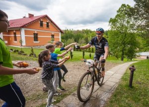 policjant na rowerze w trakcie zawodów