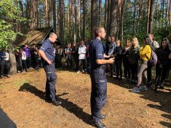 policjanci rozmawiają z młodzieżą o bezpieczeństwie