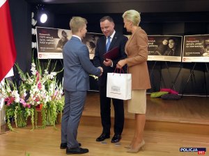 Prezydent RP wręcza dyplom