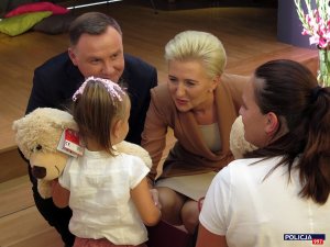 Para Prezydencka wręcza dziecku upominek