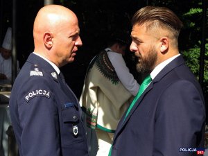 Komendant Główny Policji w rozmowie z rannym podczas akcji policjantem
