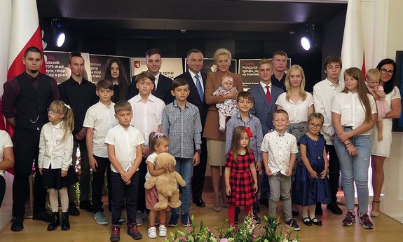 zdjęcie grupowe uczestników uroczystości
