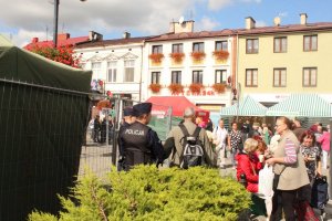 policjanci zabezpieczają skierniewickie święto kwiatów