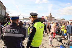 policjanci zabezpieczają skierniewickie święto kwiatów