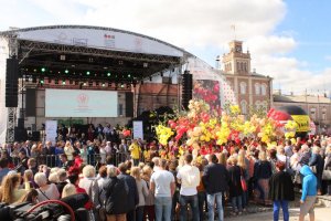 policjanci zabezpieczają skierniewickie święto kwiatów - scena oraz tłum ludzi