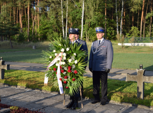 uroczystości w Palmirach - delegacja z wieńcem przed grobem