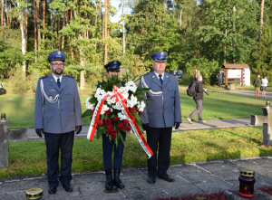 uroczystości w Palmirach - delegacja z wieńcem