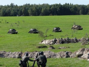 Cztery polskie tankietki atakują żołnierzy niemieckich - widowisko historyczne