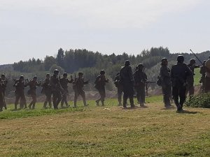 wojsko polskie i funkcjonariusze Policji Państwowej prowadzeni przez niemieckich żołnierzy - widowisko historyczne