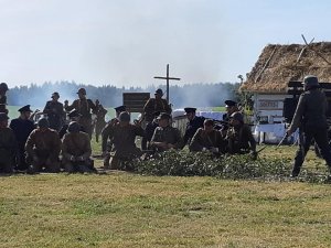 wojsko polskie i funkcjonariusze Policji Państwowej prowadzeni przez niemieckich żołnierzy - widowisko historyczne