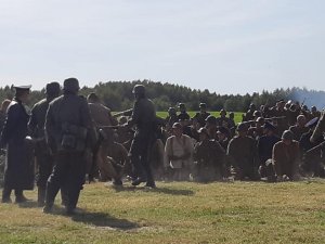 wojsko polskie i funkcjonariusze Policji Państwowej prowadzeni przez niemieckich żołnierzy - widowisko historyczne