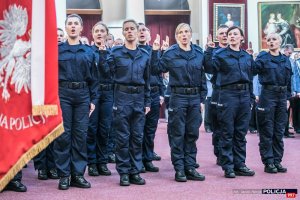 Uroczysta zbiórka z okazji ślubowania policjantów garnizonu stołecznego oraz wręczenia odznaczeń - ślubowanie policjantów