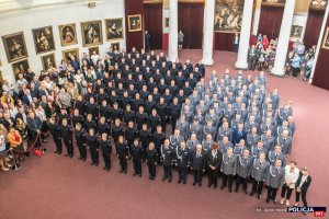 Uroczysta zbiórka z okazji ślubowania policjantów garnizonu stołecznego oraz wręczenia odznaczeń - Policjanci w Muzeum Kolekcji im. Jana Pawła II