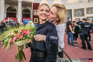 Uroczysta zbiórka z okazji ślubowania policjantów garnizonu stołecznego oraz wręczenia odznaczeń - Policjanci po ślubowaniu z rodzinami