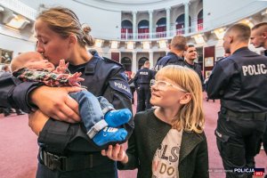 Uroczysta zbiórka z okazji ślubowania policjantów garnizonu stołecznego oraz wręczenia odznaczeń - Policjanci po ślubowaniu z rodzinami