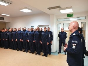 grupa policjantów stojąca w dwuszeregu z lewej strony komendanta główny policji