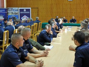 Na zdjęciu widnieja policjanci biorący udział w konkursie na policjanta ruchu drogowego.