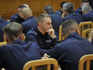 Na zdjęciu widnieja policjanci biorący udział w konkursie na policjanta ruchu drogowego.