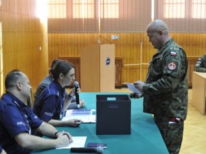 Na zdjęciu widnieje jeden z uczestników konkursu oddający test  komisji.