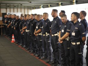 policjanci stoja w szeregu