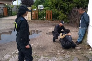 Rozmowa policjantów z bezdomnymi.