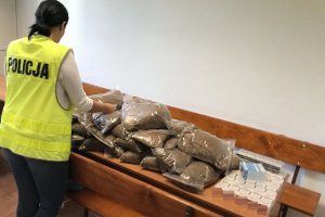 policjantka liczy worki z tytoniem