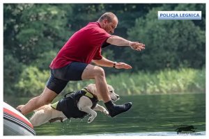 Na zdjęciu widnieje starszy sierżant Przemysław Janecki wraz ze swoim psem.