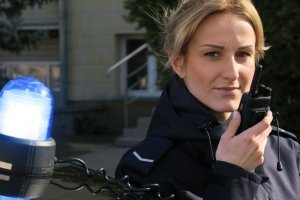 policjantka z krótkofalówką