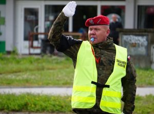 żandarm kieruje ruchem drogowym