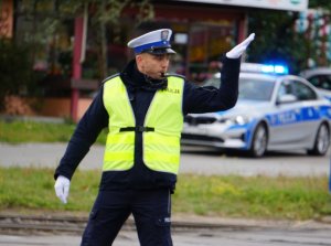 policjant kierujący ruchem