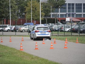 samochód na torze, na pierwszym planie pachołki drogowe