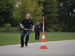 biegnący policjant ruchu drogowego