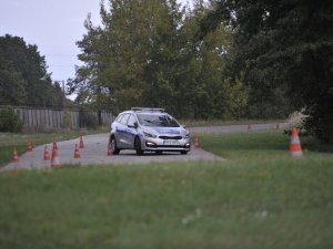 radiowóz na torze, ujęcie z boku