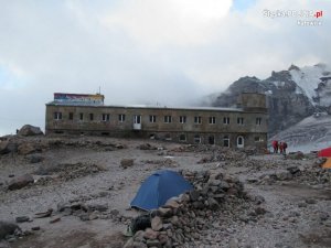 Na zdjęciu widnieje obóz w którym zatrzymali się funkcjonariusze podczas wyprawy na szczyt Kazbeku.