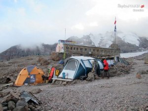 Na zdjęciu widnieje obóz w którym zatrzymali się funkcjonariusze podczas wyprawy na szczyt Kazbeku.