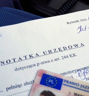 notatka urzędowa na której leży prawo jazdy