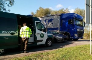 Funkcjonariusze Policji i ITD podczas kontroli drogowych pojazdów ciężarowych