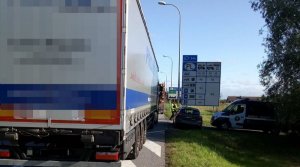 Funkcjonariusze Policji i ITD podczas kontroli drogowych pojazdów ciężarowych