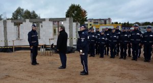 Na zdjęciu znajdują się policjanci biorący udział w uroczystości