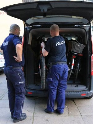 Na zdjęciu znajdują się policjanci pakujący skradzione rowery.