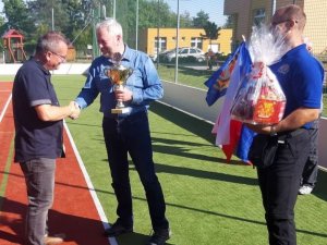 Na zdjęciu Policjant z Prudnika odbiera puchar za zajęcie pierwszego miejsca w turnieju.