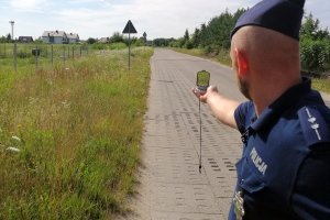 Policjant z busolą na drodze.