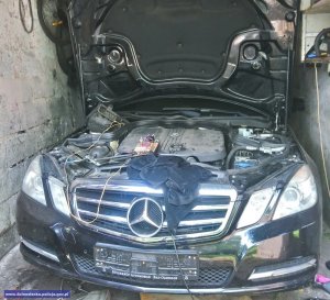 Mercedes z otwartą pokrywą silnika ukryty w garażu