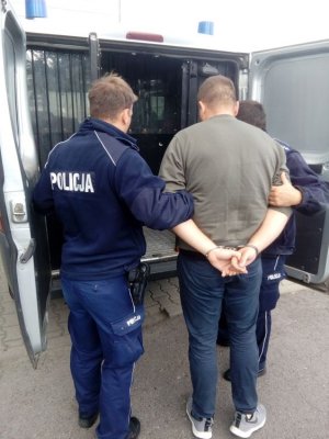 Na zdjęciu widać  mężczyzne podejrzanego o oszustwa na policjanta.