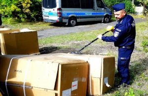 Na zdjęciu widnieje zarekwirowany nielegalny tytoń przez policję.